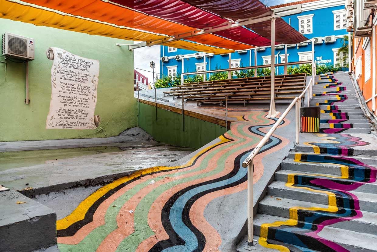 Bühne des jährlich stattfindenden Kaya Kaya Festivals im Stadtteil Otrabanda von Willemstad / © Foto: Georg Berg