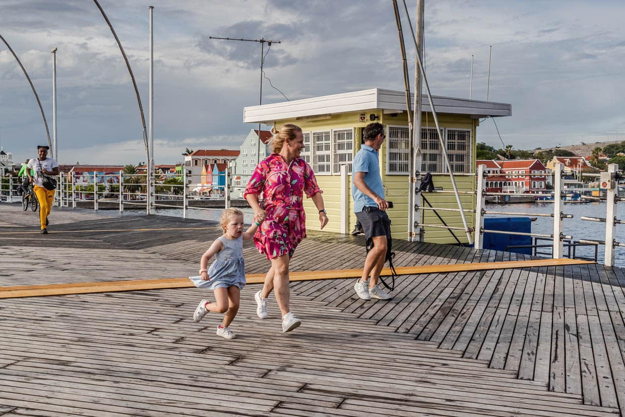 Die Königin-Emma-Brücke wird „Swinging Old Lady“ genannt. Diese Ponton-Fußgängerbrücke aus dem Jahr 1888 öffnet sich seitlich für vorbeifahrende Schiffe / © Foto: Georg Berg
