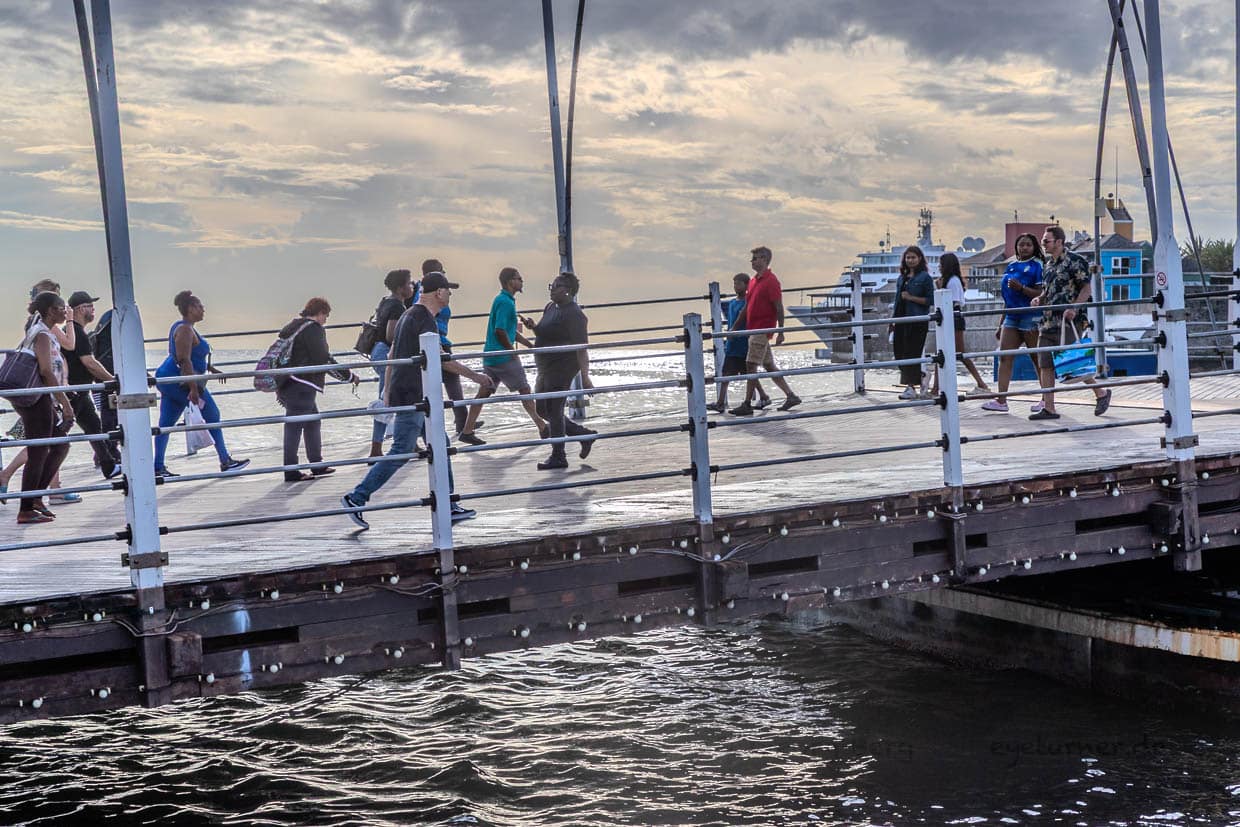 Die Königin-Emma-Brücke wird „Swinging Old Lady“ genannt und seit 1974 nur von Fußgängern benutzt. Diese Ponton-Fußgängerbrücke aus dem Jahr 1888 öffnet sich seitlich für vorbeifahrende Schiffe / © Foto: Georg Berg