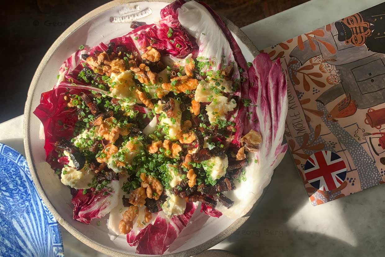 Kreative Gerichte im Restaurant Krukmakeri in Mölle. Hier Den Rosa, ein Salat mit Gorgonzala, knusprigen Räucherschinken, gesalzenen Walnüssen und weißem Balsamico / © Foto: Angela Berg