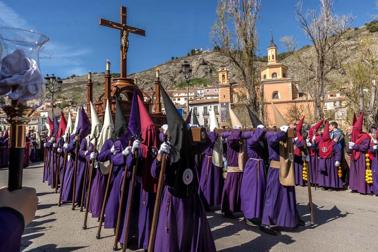 Die Archicofradía de Paz y Caridad ist eine eigenständige und sehr alte Bruderschaft in Cuenca. Sie vereint mehrere Hermandades und organisiert eine eigene Prozession am Gründonnerstag. Mitglieder aller zugehörigen Hermandades nehmen in ihren jeweiligen Habitfarben an dieser Prozession teil. / © Foto: Georg Berg