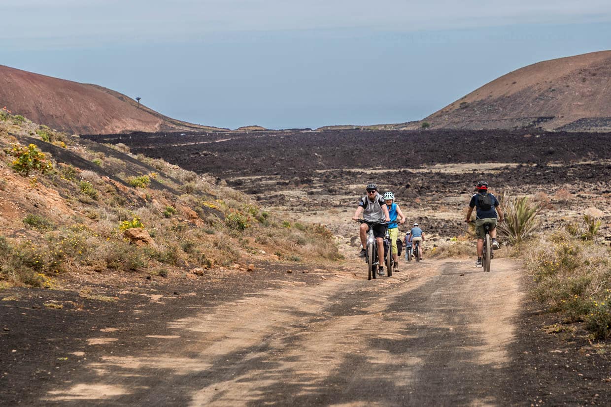 Teilweise steil und unbefestigt sind die Wege durch die vulkanische Landschaft Lanzarotes. Glücklich wer mit dem E-Bike unterwegs ist / © Foto: Georg Berg