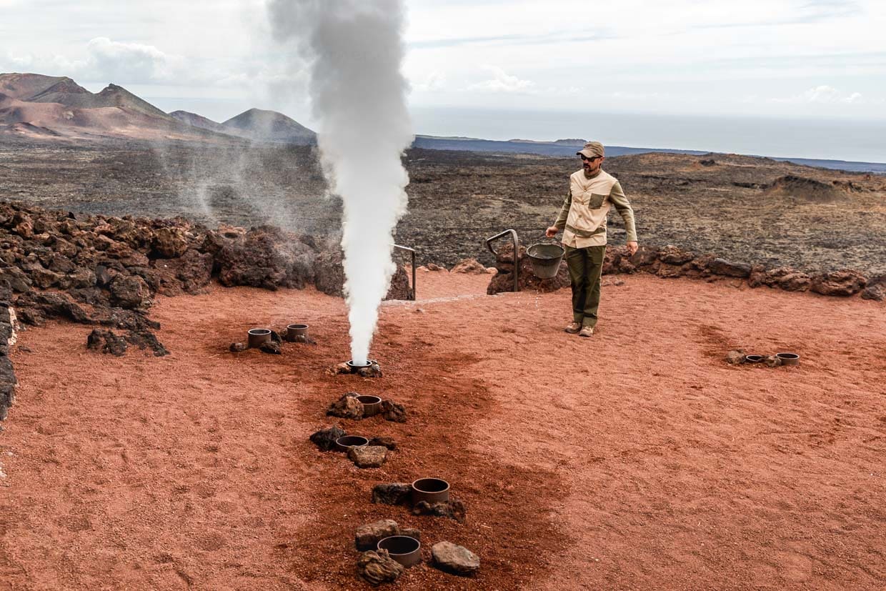 Auf Lanzarote bilden in rote Vulkanasche eingelassene Rohre einen künstlichen Geysir / © Foto: Georg Berg
