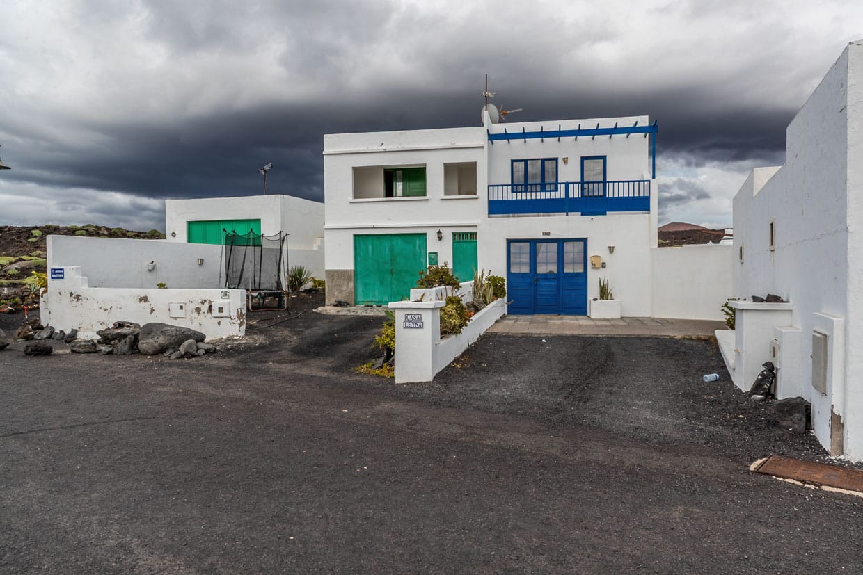 Weiße Häuser auf Lanzarote mit grünen und blauen Fensterrahmen. Die Farben sind festgelegt: Blau für Fischer, grün für Landwirtschaft und braun für Handwerk / © Foto: Georg Berg