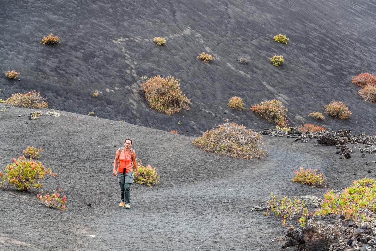 Die vulkanische Landschaft ist erst 300 Jahre alt, aber Fußspuren bleiben 8 Jahre sichtbar, bis sie verwittert sind. Deshalb dürfen die ausgezeichneten Wanderwege nicht verlassen werden / © Foto: Georg Berg