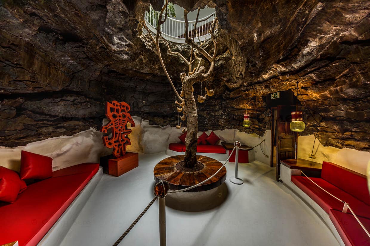 Innenraum einer Lava-Höhle in der César Manrique Foundation von Lanzarote / © Foto: Georg Berg