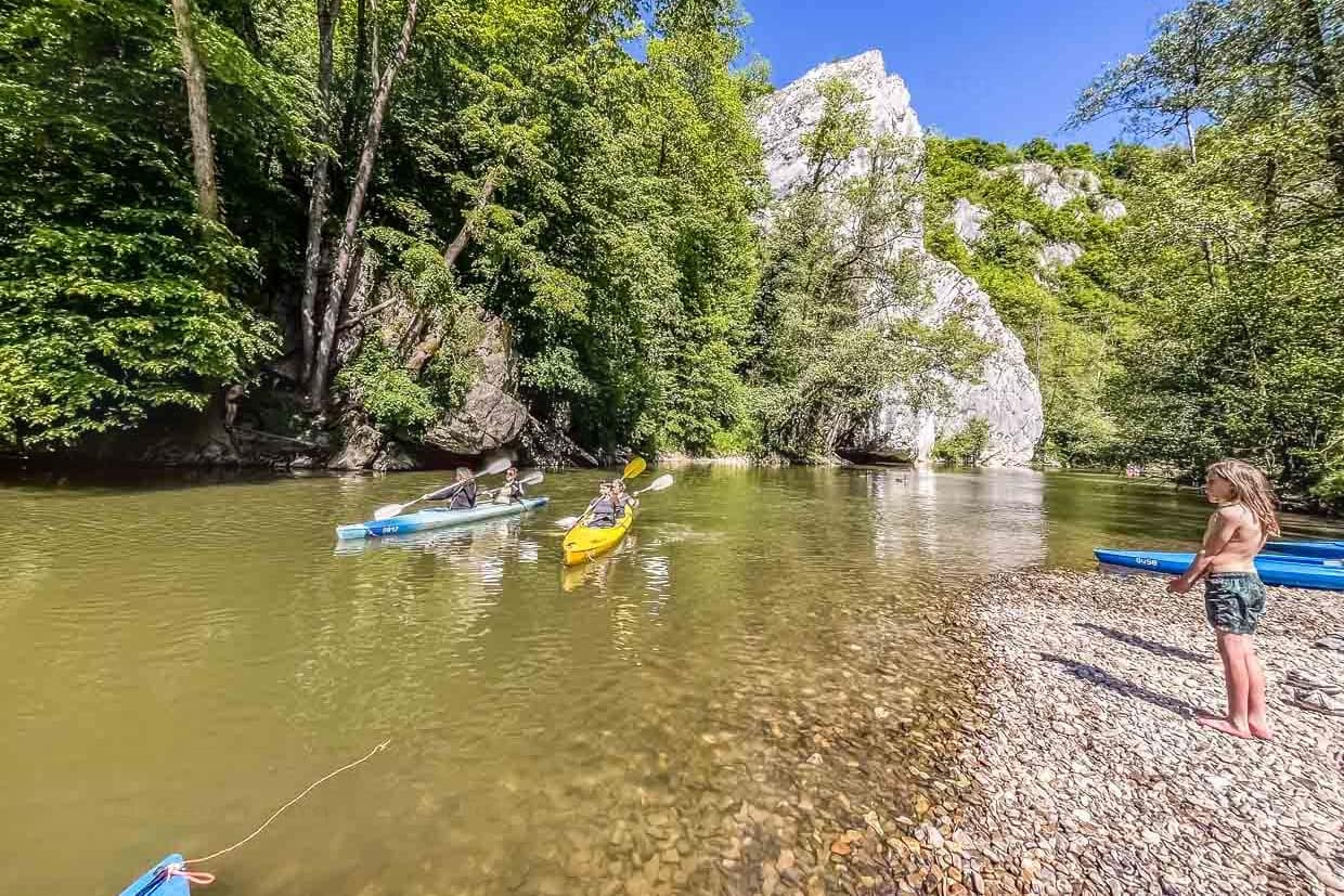 Kayaktour auf der Lesse vorbei an imposanten Felsen und kleinen Kieselstränden / © Foto: Angela Berg