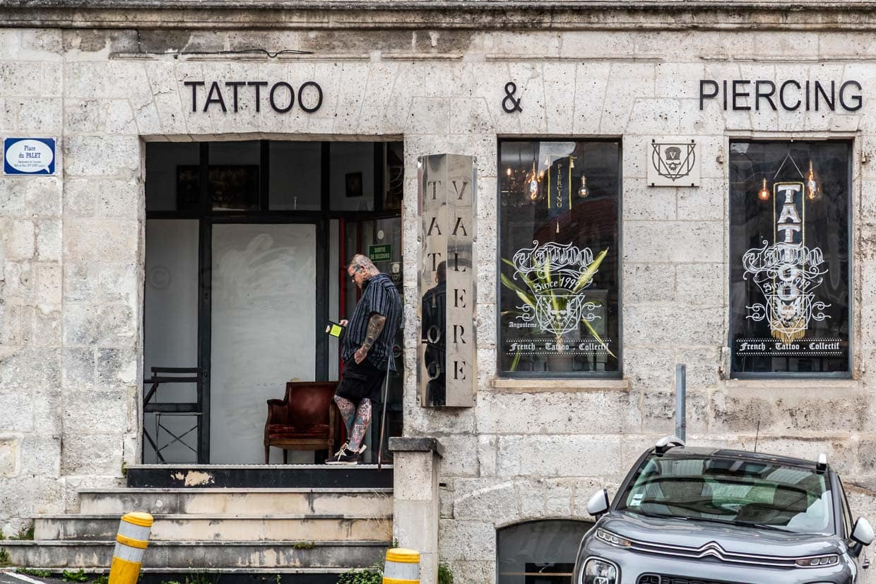 In Angoulême verschmelzen Kunst und Leben – manche tragen die Comics lieber auf der Haut als an der Wand / © Foto: Georg Berg