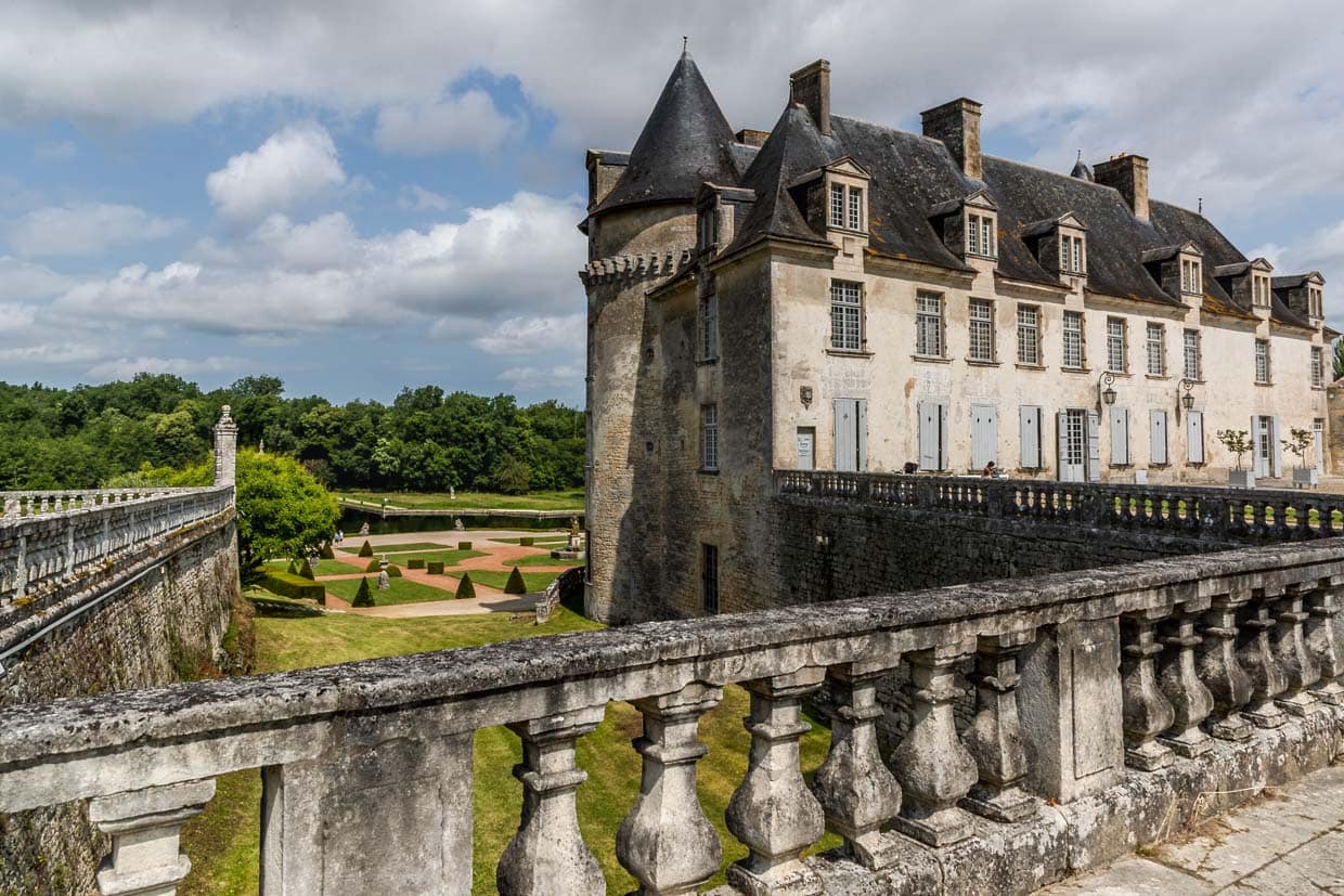 Château de la Roche Courbon an der Charente ist heute ein beliebtes Ausflugsziel insbesondere wegen der berühmten französischen Gartenanlage / © Foto: Georg Berg