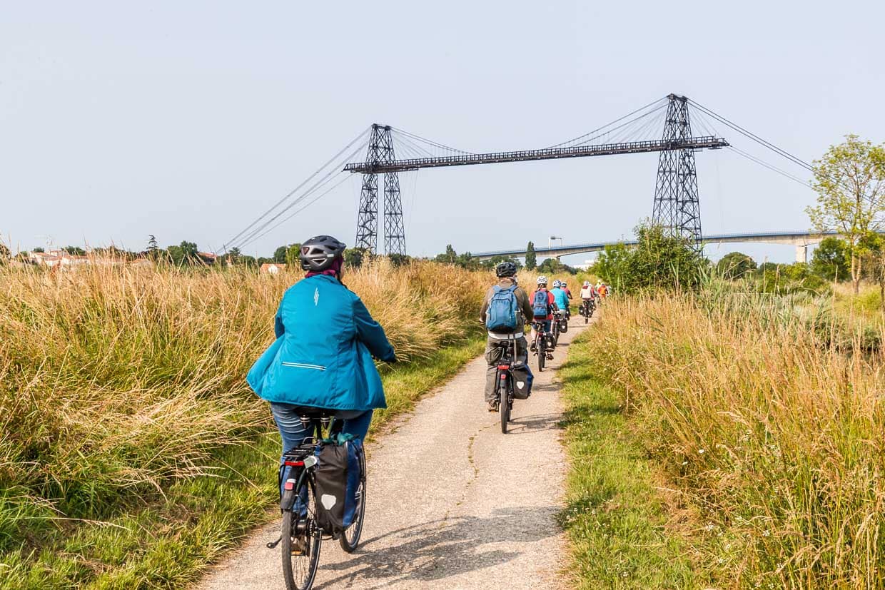Die Schwebefähre bei Rochefort steht seit 1976 unter Denkmalschutz und wird gerne von Radfahreren und Fußgängern benutzt. Sie war bei ihrer Eröffnung im Jahr 1900 für 200 Personen oder alternativ neun Pferdewagen und 50 Personen pro Überfahrt ausgelegt / © Foto: Georg Berg