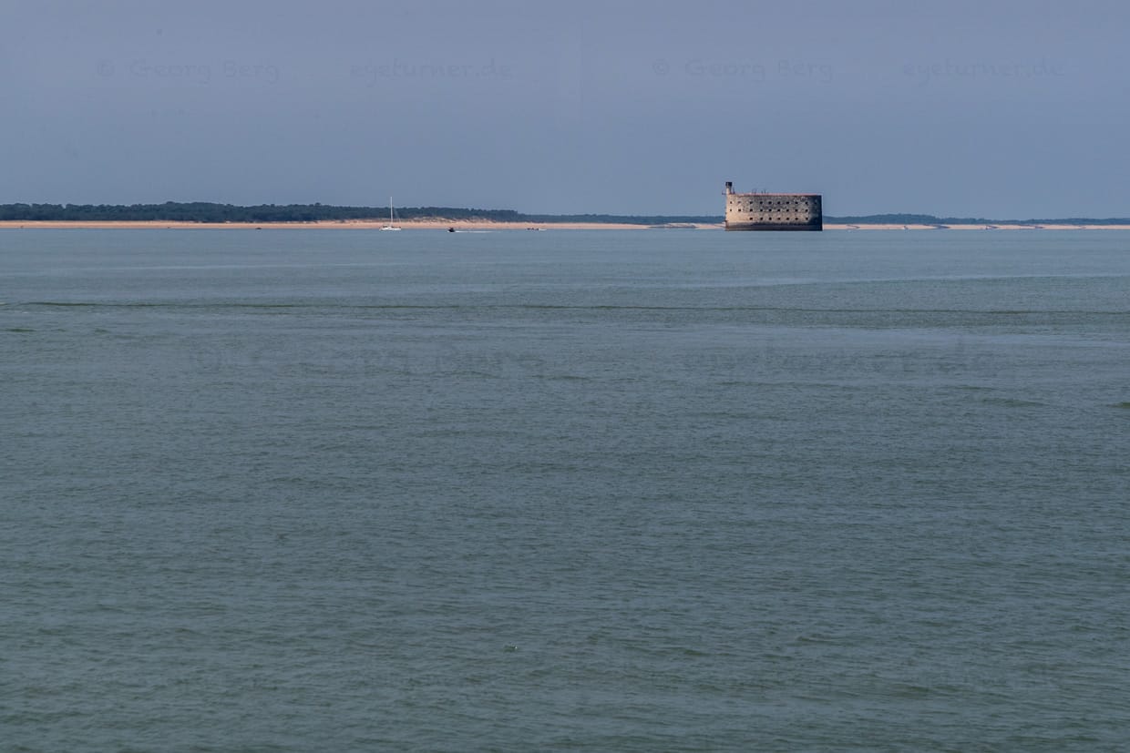 Fort Boyard liegt auf einer Sandbank zwischen Île d’Aix und Île d’Oléron im Meer und kann nur vom Boot aus besichtigt werden. Internationale Bekanntheit erlangte es durch die Abenteuer-Spielshow „Fort Boyard“. Das Format wurde ab 1990 in über 33 Ländern adaptiert und gilt als der erfolgreichste französische Fernsehexport, mit einem riesigen internationalen Publikum / © Foto: Georg Berg