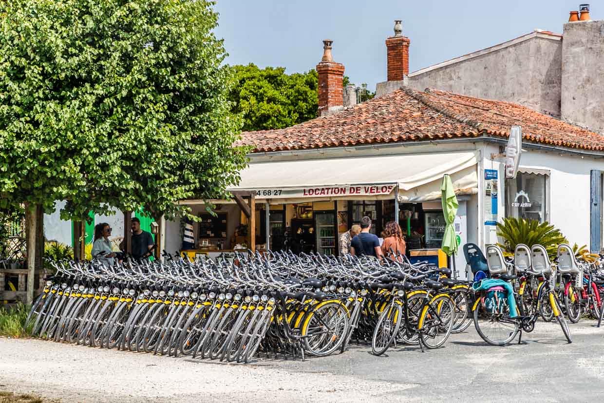 Fahrradverleih auf der Insel Aix. Die Insel ist autofrei und bei einer Länge von 3 Kilometern und einer Breite von 600 Metern perfekt für Fahrradfahrer und Fußgänger geeignet / © Foto: Georg Berg