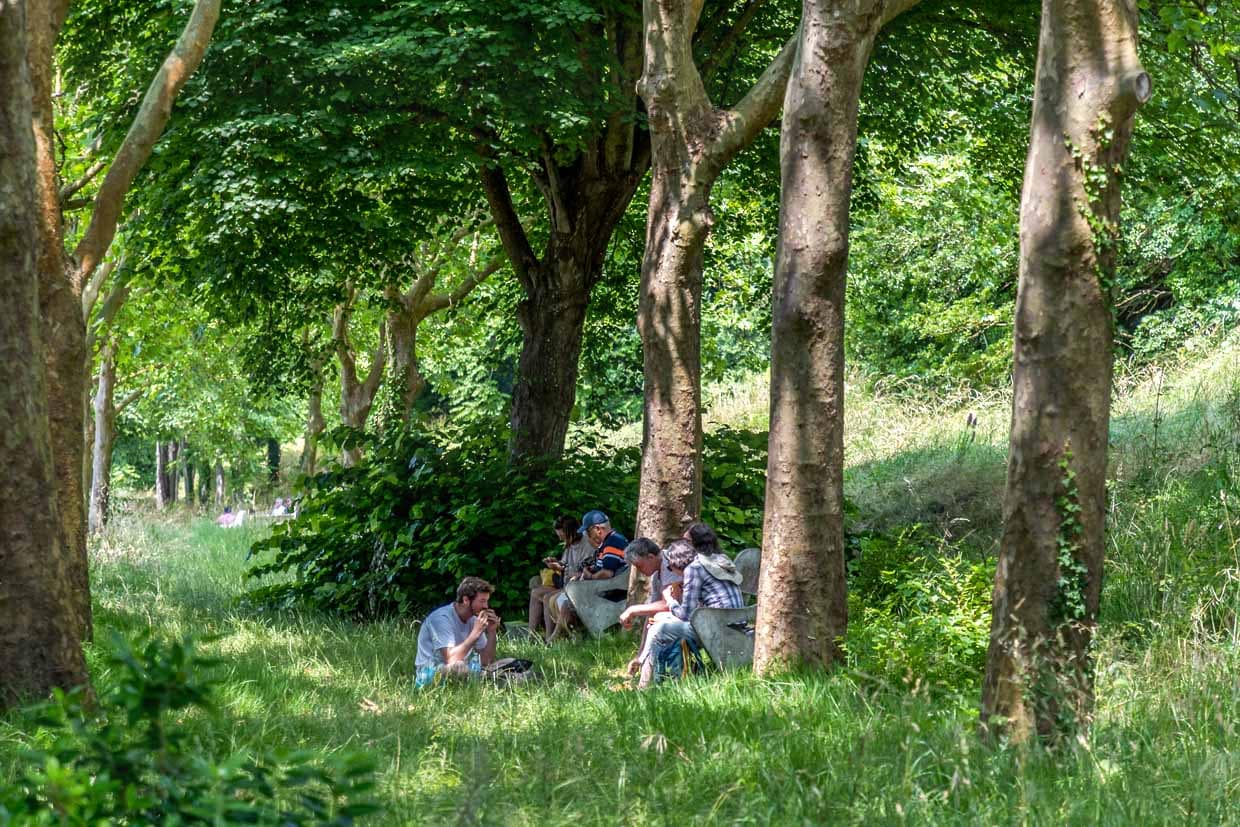Die kleine Insel Aix hat in den Sommermonaten bis zu 5000 Tagestouristen. Hier Picknick im Schatten der Bäume im einzigen Ort Le Bourg / © Foto: Georg Berg