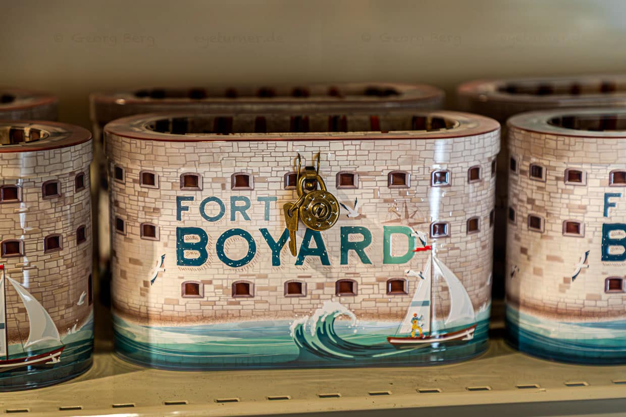 Spardose aus Blech in Form des berühmten Fort Boyard, das auf einer Sandbank zwischen Île d’Aix und Île d’Oléron liegt. Internationale Bekanntheit erlangte es durch die Abenteuer-Spielshow „Fort Boyard“. Das Format wurde ab 1990 in über 33 Ländern adaptiert und gilt als der erfolgreichste französische Fernsehexport, mit einem riesigen internationalen Publikum / © Foto: Georg Berg