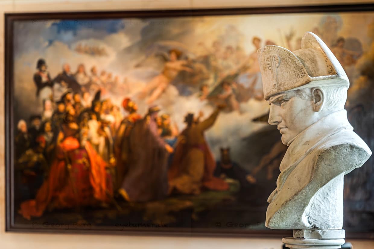 Büste Napoleon Bonaparte im Napoleon-Museum auf der Insel Aix. Die Île d’Aix spielte eine besondere Rolle in der napoleonischen Militärstrategie. Nach seiner Inspektion der Insel im Jahr 1808 ordnete Napoleon Bonaparte den Bau massiver Befestigungsanlagen an, um das nahegelegene Marinearsenal von Rochefort vor der britischen Flotte zu schützen / © Foto: Georg Berg