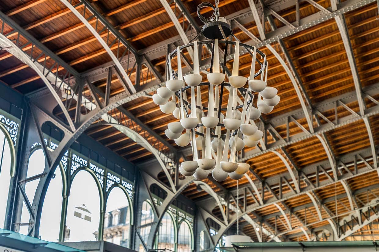 Deckenkonstruktion der Markthalle von Limoges mit einem Kronleuchter aus Porzellan-Schöpfkellen. Die Planung der Halle erfolgte durch die Architekten Pesce und Lévesque, ursprünglich war sogar Gustave Eiffel für den Bau vorgesehen / © Foto: Georg Berg