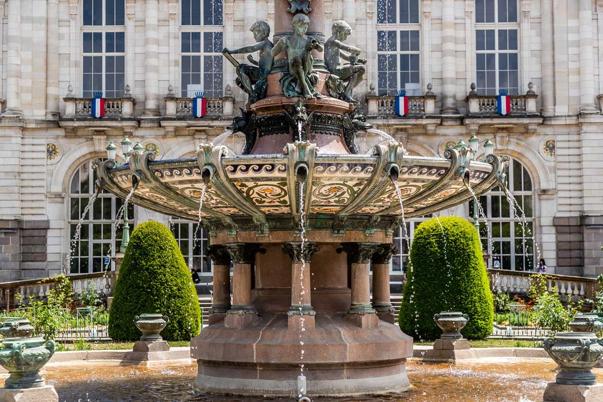 Brunnen vor dem Rathaus von Limoges, erbaut 1892-1893: Der Brunnen zeigt vier Jungen, die symbolisch die verschiedenen Phasen der Porzellanindustrie verkörpern: Zeichner, Former, Bildhauer und Dekorationsmaler. Er besteht aus einem großen Becken mit zusätzlichen Porzellanbecken, die von der Guérin-Manufaktur stammen, einer bekannten Porzellanmanufaktur in Limoges / © Foto: Georg Berg