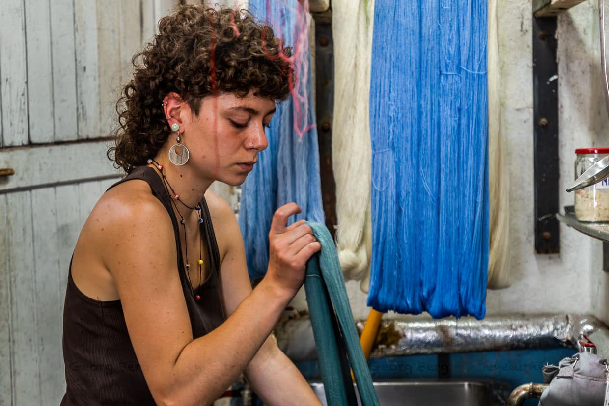 Koloristin Marina Bahri im Farbateilier der Spinnerei Terrade. Der Färbeprozess erfolgt meist auf Basis eines Kundenmusters. Ausgehend von drei Grundfarben (in Pulverform) und Beobachtungssinn werden die gewünschten Nuancen erzeugt – alle Rezepte beruhen auf Erfahrung, nicht auf schriftlichen Vorschriften / © Foto: Georg Berg