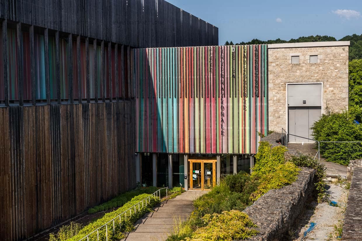 Das markante Gebäude mit der bunten Fassade der Cité internationale de la tapisserie in Aubusson. Die Institution ist ein Modellprojekt, das traditionelles Know-how einer UNESCO-geadelten Kulturtechnik bewahrt, durch gezielte Innovation in die Zukunft führt und sich in einem internationalen Netzwerk positioniert / © Foto: Georg Berg