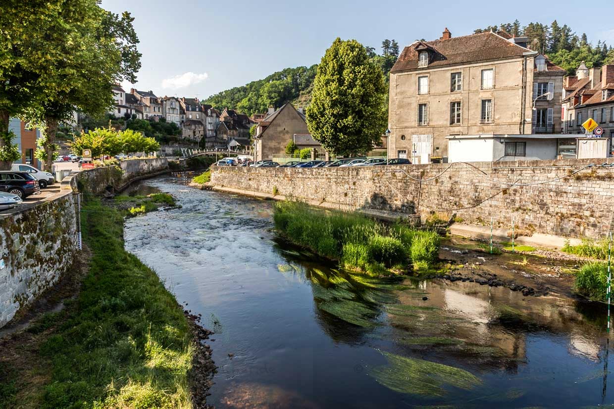 Die Geschichte der Tapisserie in Aubusson reicht zurück bis ins 15. Jahrhundert. Der Fluss Creuse diente als Transportweg für die Teppichwaren und das besondere Wasser der Creuse half bei der natürlichen Fixierung der Farbpigmente, die in der Färbung der Wollgarne verwendet wurden / © Foto: Georg Berg