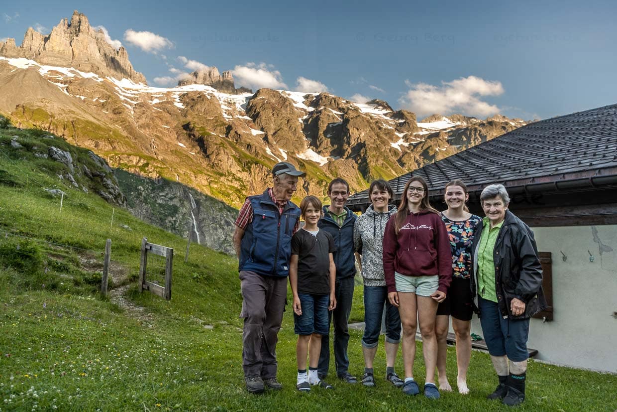 Drei Generationen auf der Hobiel Alp: Sepp Zurflüh mit Ehefrau Theres sowie der Sohn Ruedi mit seiner Frau Sibylle und den Kindern / © Foto: Georg Berg