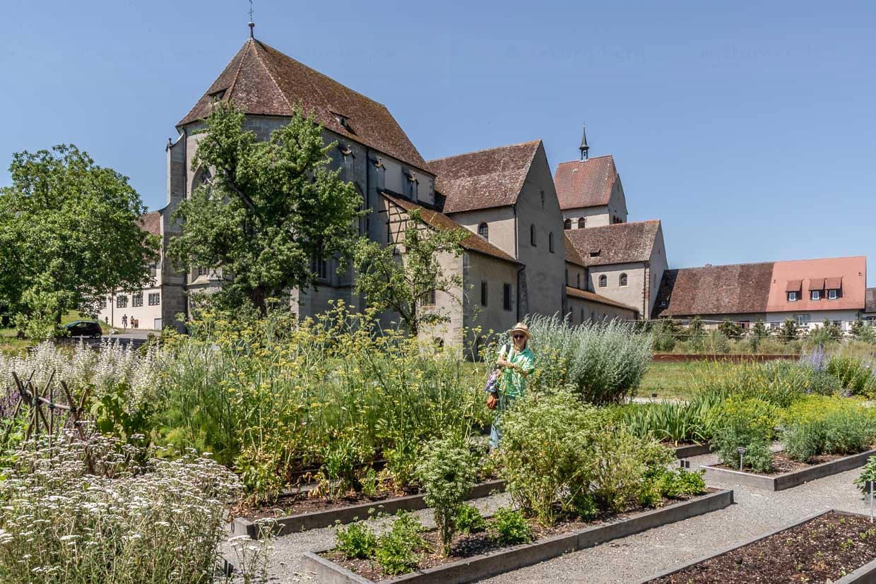 Seitenansicht von Kloster Reichenau mit Klostergarten nach den Plänen von Abt Walahfrid Strabo. Im „Hortulus“ (lateinisch „Gärtlein“) beschreibt er einen Klostergarten mit 24 Kräutern, Gemüsen und Zierpflanzen / © Foto: Georg Berg