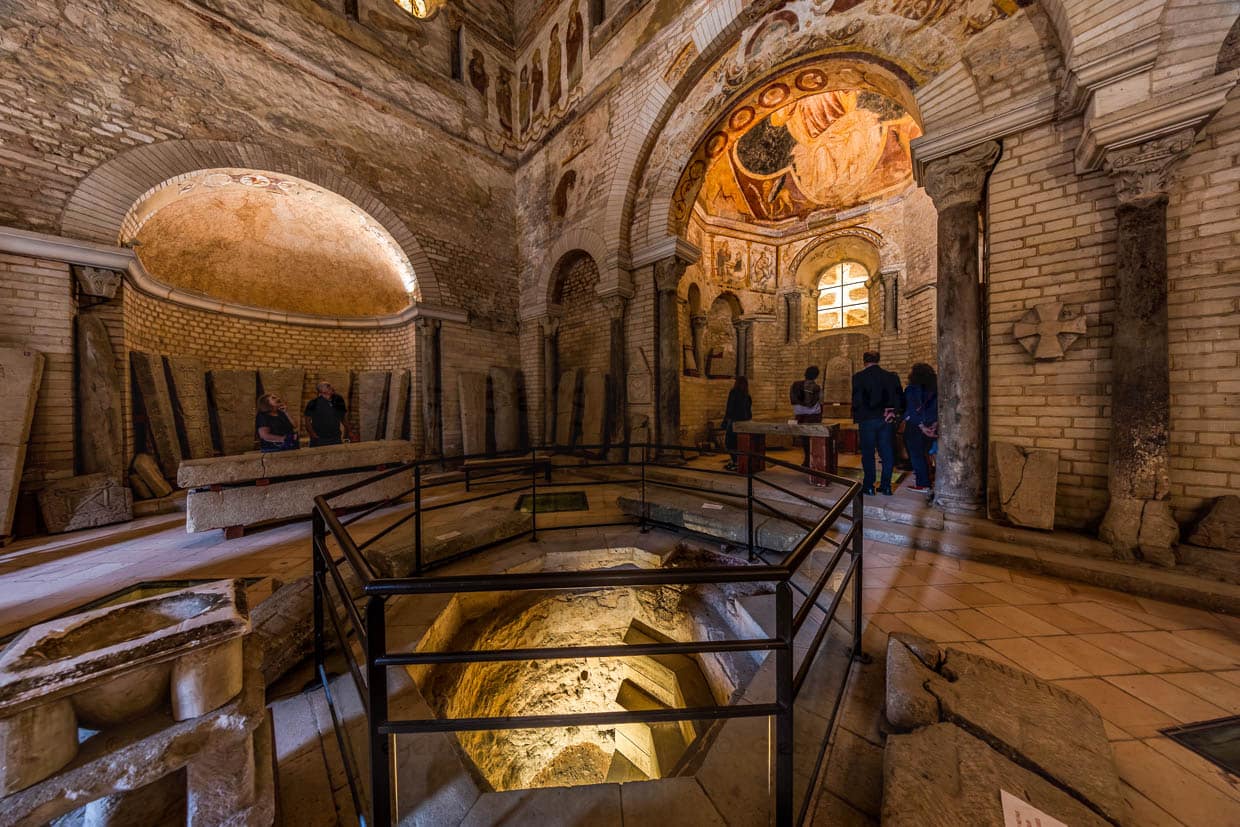 Es ist das älteste christliche Bauwerk Frankreichs, das in Teilen aus dem 4. Jahrhundert stammt und im 6. Jahrhundert als Taufkirche (Baptisterium) umgestaltet wurde Das zentrale Element im Innern ist das älteste christliche Taufbecken Frankreichs, das für Erwachsenentaufen gestaltet wurde, bei denen der Täufling in das Wasser hinabstieg / © Foto: Georg Berg