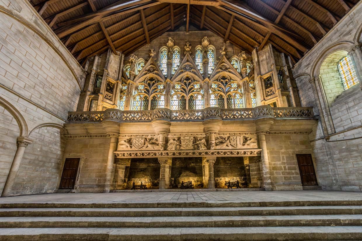 „Salle des Pas Perdus“ im Schloss von Poitiers (ehemals Grafenpalast, heute Palais de Justice) ist eine der größten und beeindruckendsten mittelalterlichen Profanhallen Europas. Er ist etwa 50 Meter lang und 17 Meter breit. Drei monumentale, reich verzierte Kamine dominieren eine Längsseite des Saals. / © Foto: Georg Berg
