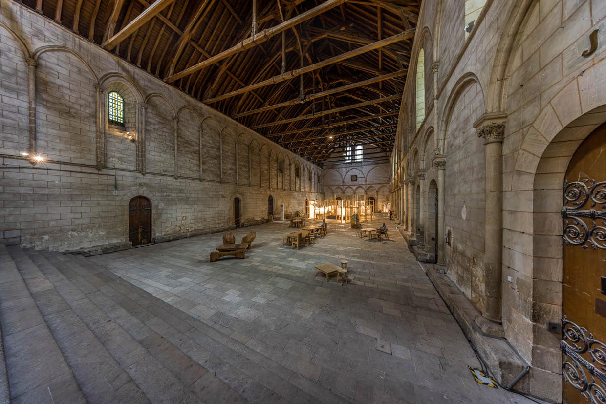 „Salle des Pas Perdus“ im Schloss von Poitiers (ehemals Grafenpalast, heute Palais de Justice) ist eine der größten und beeindruckendsten mittelalterlichen Profanhallen Europas. Er ist etwa 50 Meter lang und 17 Meter breit / © Foto: Georg Berg