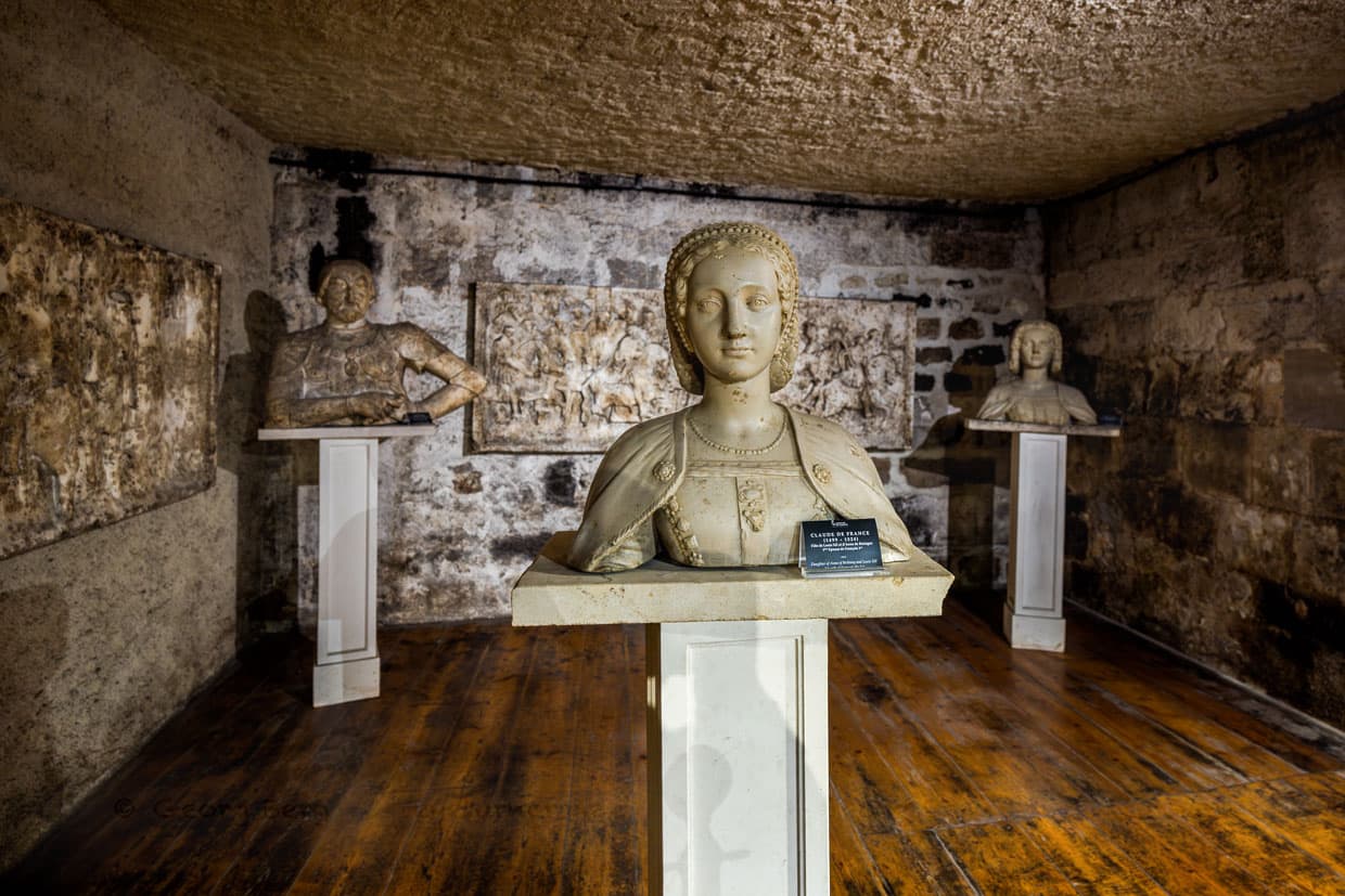 Büsten von Francois 1er und seiner ersten Ehefrau Claude de France sowie seiner Mutter Louise von Savoyen im Schloss Cognac / © Foto: Georg Berg