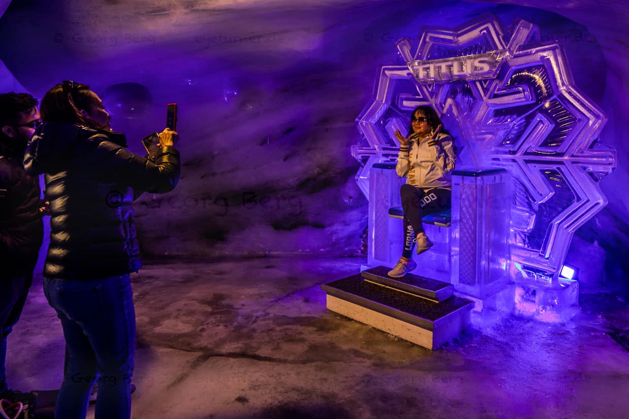 Die Gletschergrotte Titlis ist eine Touristenattraktion auf über 3000 Metern Höhe direkt an der Gipfelstation Titlis Seilbahn. Die Grotte besteht aus einem etwa 150 Meter langen, künstlich angelegten Gang, der rund 20 Meter tief unter die Oberfläche des Gletschers führt. Im Tunnel gibt es Fotospots wie ein Thron aus ewigem Eis / © Foto: Georg Berg