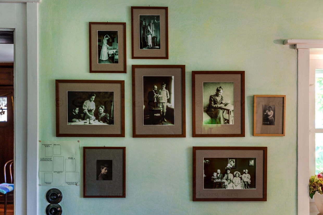 Fotowand mit Schwarzweiss-Fotografien von Mia Hesse und Hermann Hesse in ihrem Haus in Gaienhofen. Das Wohnhaus im Schweizer Landhausstil von 1907 kann im Rahmen einer Führung mit Eva Eberwein besichtigt werden / © Foto: Georg Berg