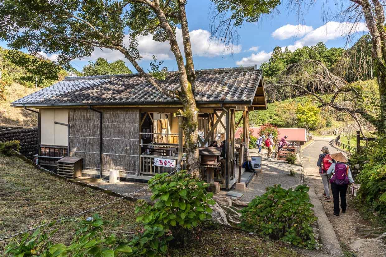 Rastort Takahara Cafe bei Fushiogami-oji auf dem Kumano Kodo. Hier werden Kaffee und Tee mit heißem Quellwasser aus dem Yunomine Onsen zubereitet / © Foto: Georg Berg