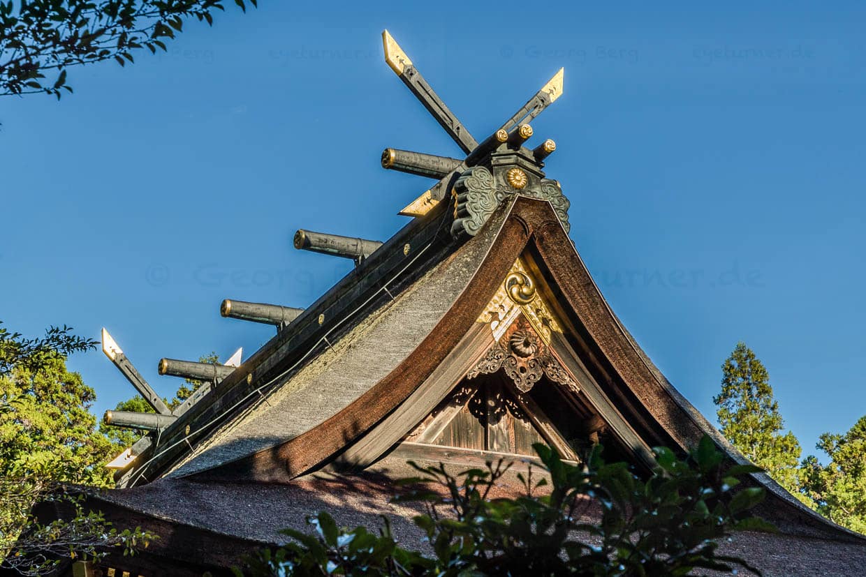 Detailreiche Dachkonstruktion eines traditionellen japanischen Gebäudes in Tanabe, Japan