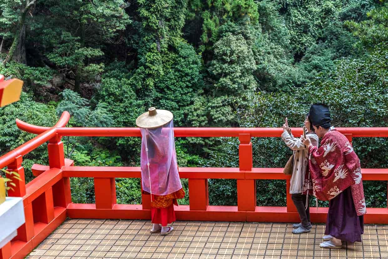 Ein Paar bei einem privaten Fotoshooting am Nachi Wasserfall in Heian Kimonos, Kumano Nachi Taisha / © Foto: Georg Berg