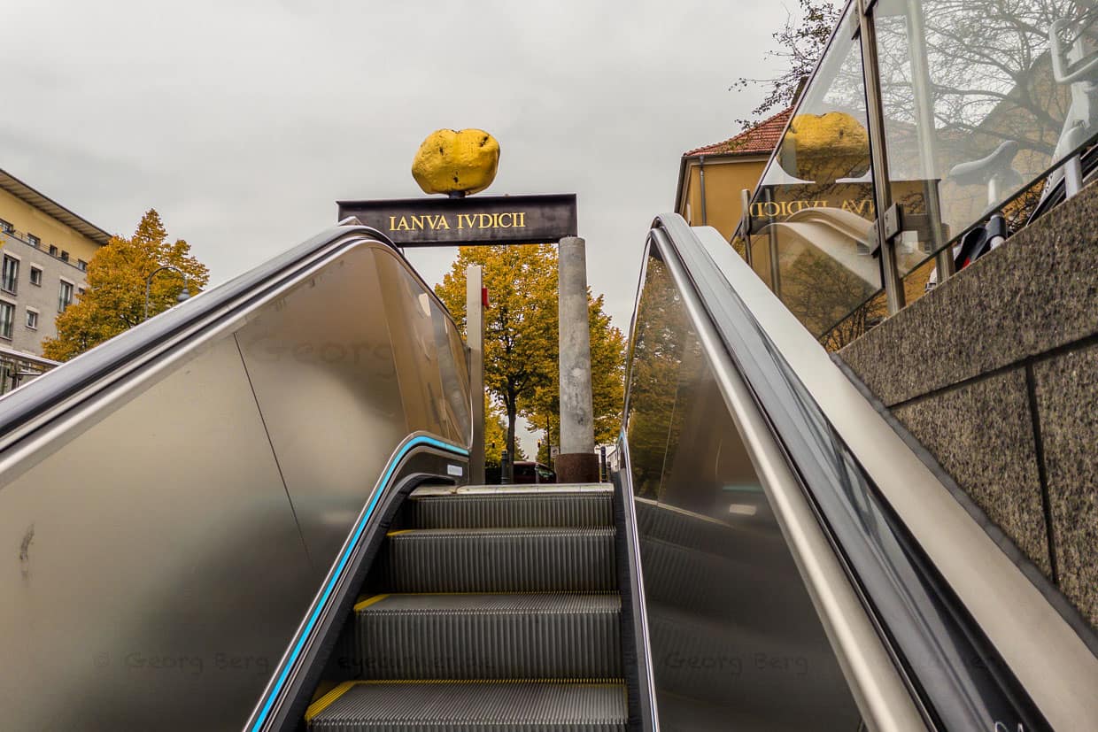 Die Rolltreppe führt zur Kunstinstallation Ianva Ivdicii an der Venloer Straße in Cologne, Germany