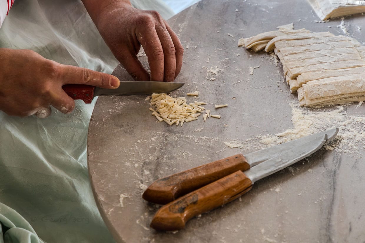 Das Geräusch des Schneidens von Mantı-Nudeln hat zum Namen des Restaurants angeregt: Tık Tık Kadın Emeği / © Foto: Georg Berg
