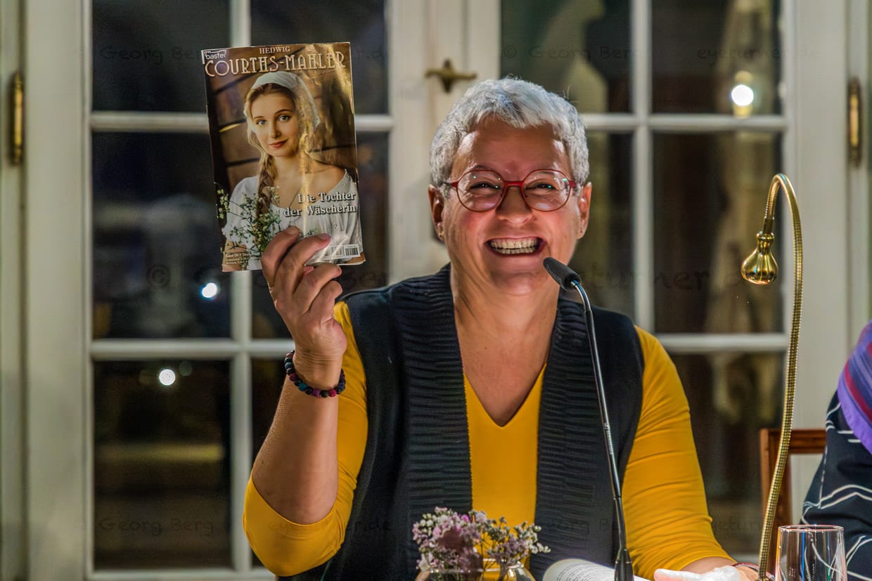 Frau präsentiert Buchcover "Die Tochter der Wäscherin" in Leipzig, Germany