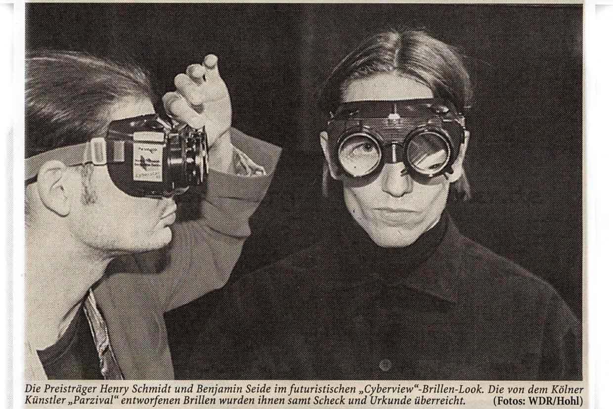Preisträger Henry Schmidt und Benjamin Seide im futuristischen "Cyberview"-Brillen-Look. Foto aus WDRprint Juli/August 1995