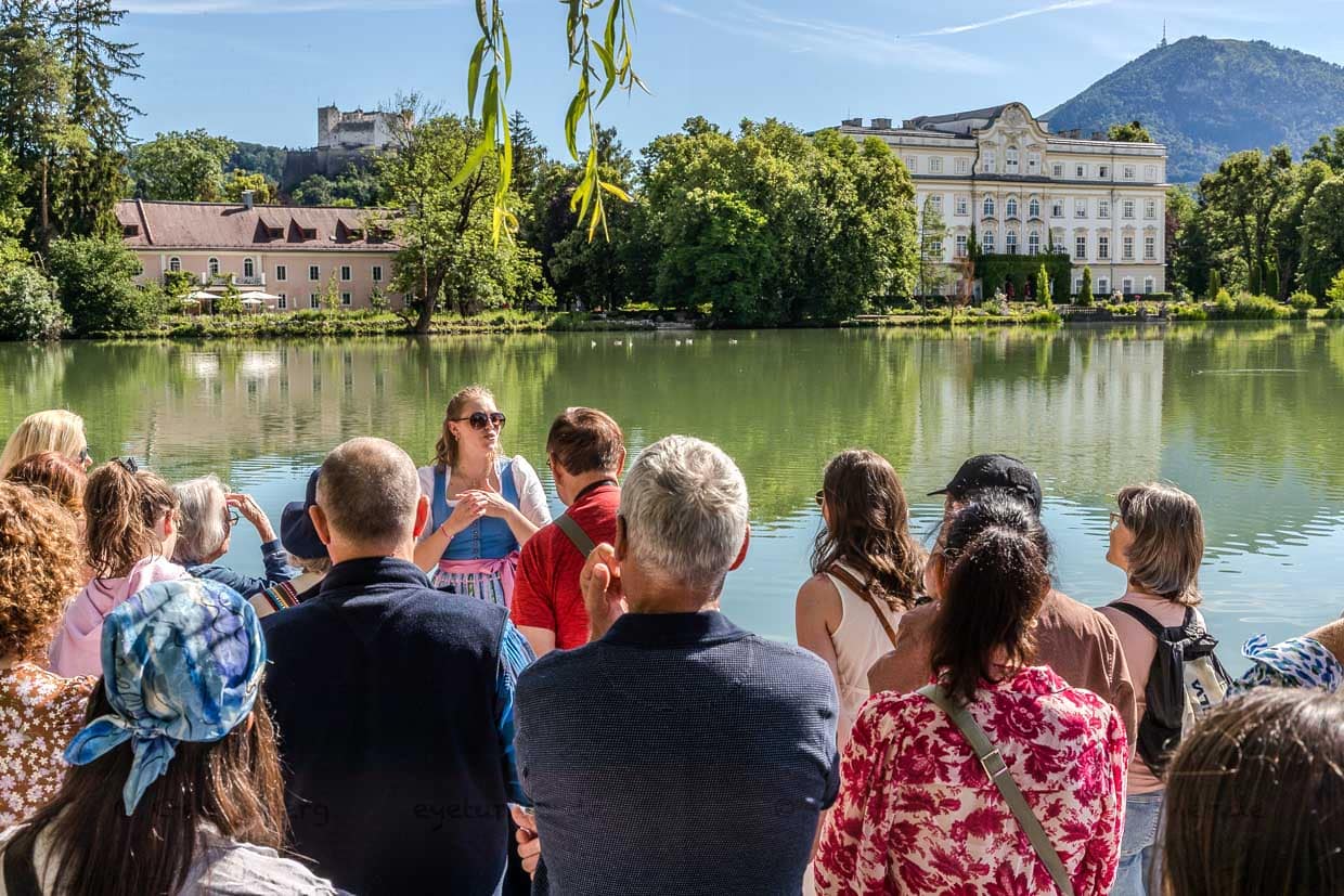 Eine Reiseführerin erklärt einer Gruppe Touristen die Umgebung an der König-Ludwig-Straße in Salzburg Austria