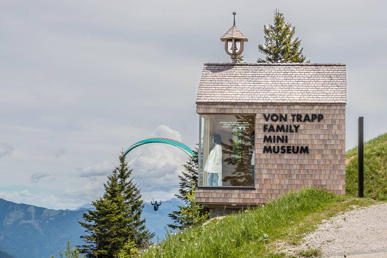 Ein Paraglider schwebt nahe dem Von Trapp Family Mini Museum am Zwölferhorn - Mountainbike - Runde in Sankt Gilgen Austria