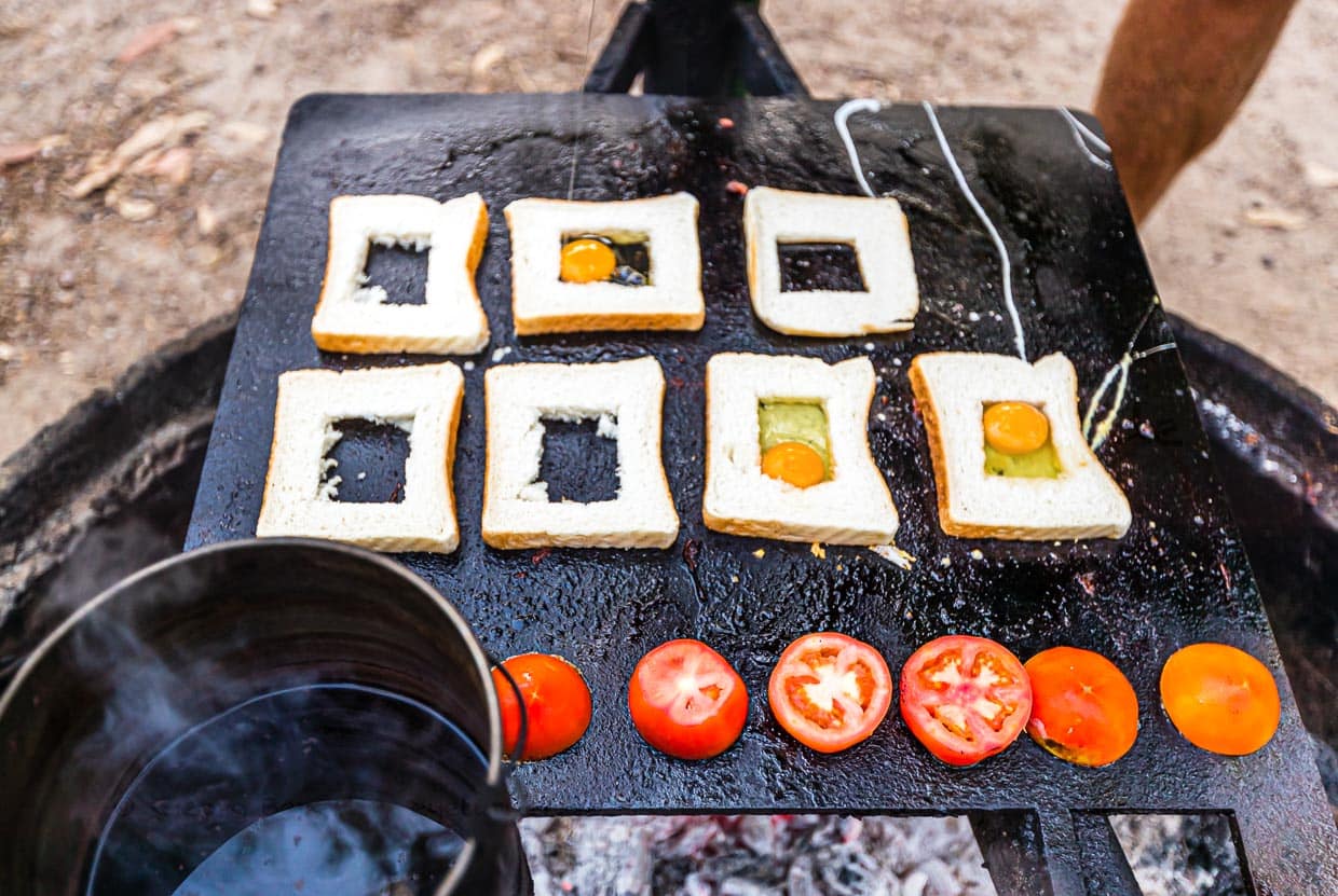 Das Frühstück krönt Sab mit einem Spiegelei im Outback-Style / © Foto: Georg Berg