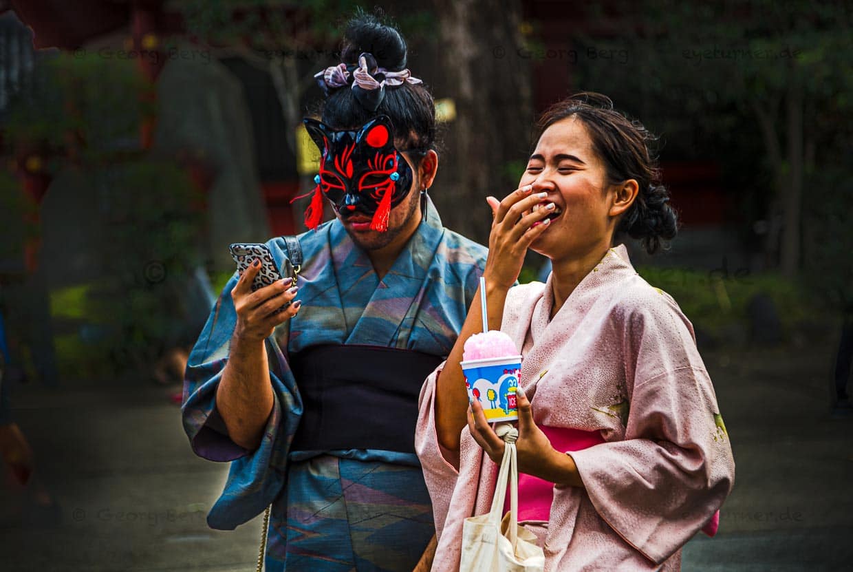 Bizarre Situation: Ein Kimono-tragendes maskiertes Paar in Tokio, Japan / © Foto: Georg Berg