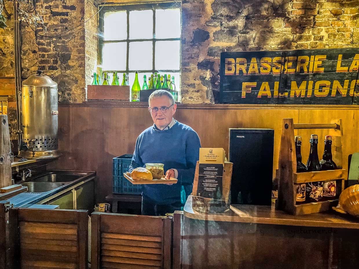 Francois Tonglet, Bierbrauer und Eigentümer der Brasserie Caracole in Falmignoul serviert zum Bier-Tasting auch Eintöpfe / © Foto: Angela Berg