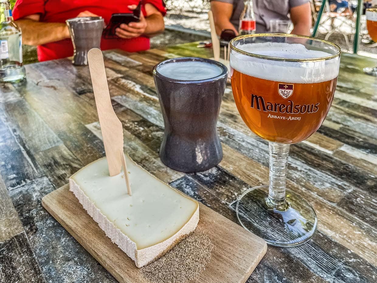 Klassisches Gedeck: Klosterbier aus Keramikbecher mit Käse und Selleriesalz. Die Abtei Maredsous wurde erst 1872 gegründet. Die Benediktinermönche brauen nicht nur Bier, sie stellen auch Käse her und wegen der hier ebenfalls angesiedelte Kunstschule wird das Bier aus Keramikbechern getrunken / © Foto: Angela Berg