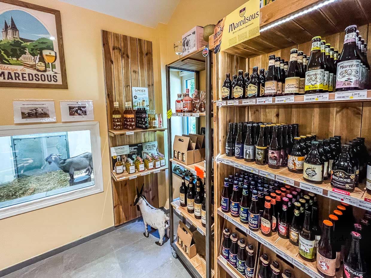 Hofladen Vachement Ferme mit Blick in den Ziegenstall und einem umfangreichen Biersortiment / © Foto: Angela Berg