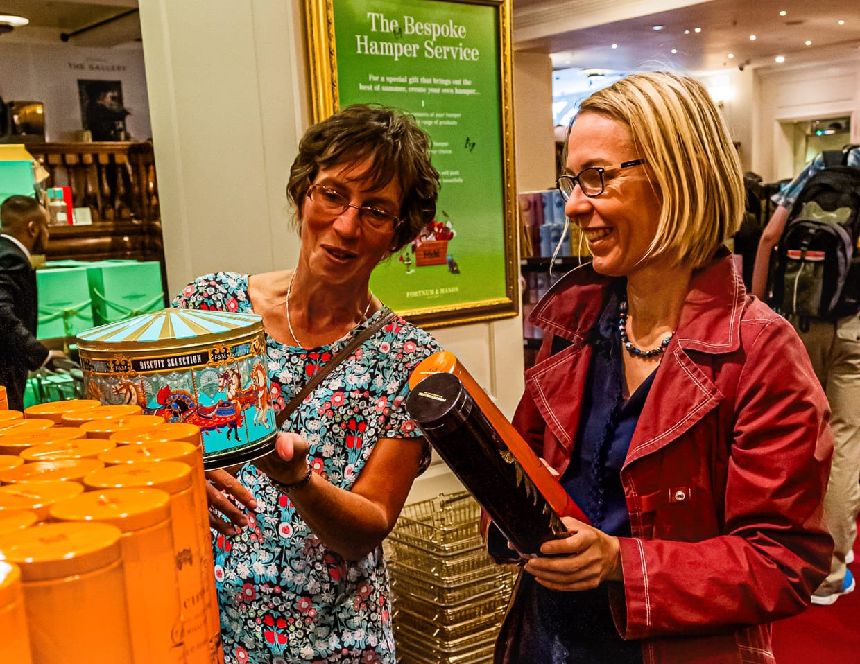 Das legendäre Warenhaus Fortnum und Mason in London ist berühmt für seine üppigen Auslagen und Dekorationen. Hier Angela Berg mit Freundin Steph Denton beim Bewundern der Biscuit-Dosen / © Foto: Georg Berg