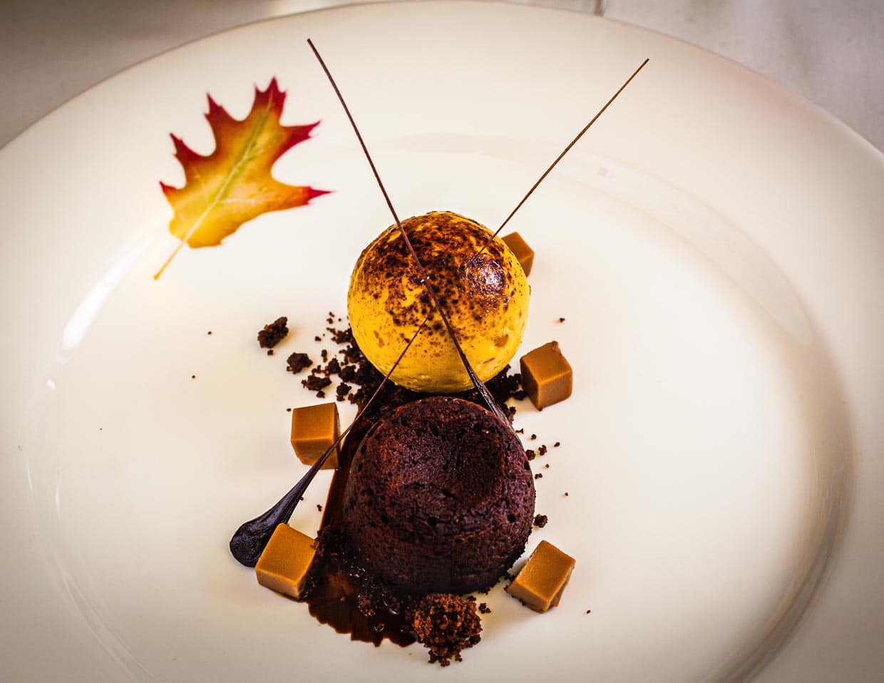 Das Erdnuss-Parfait mit Schoko-Muffin, Schokostreuseln und gerösteten Erdnussstücken hat abwechslungsreiche Texturen / © Foto: Georg Berg