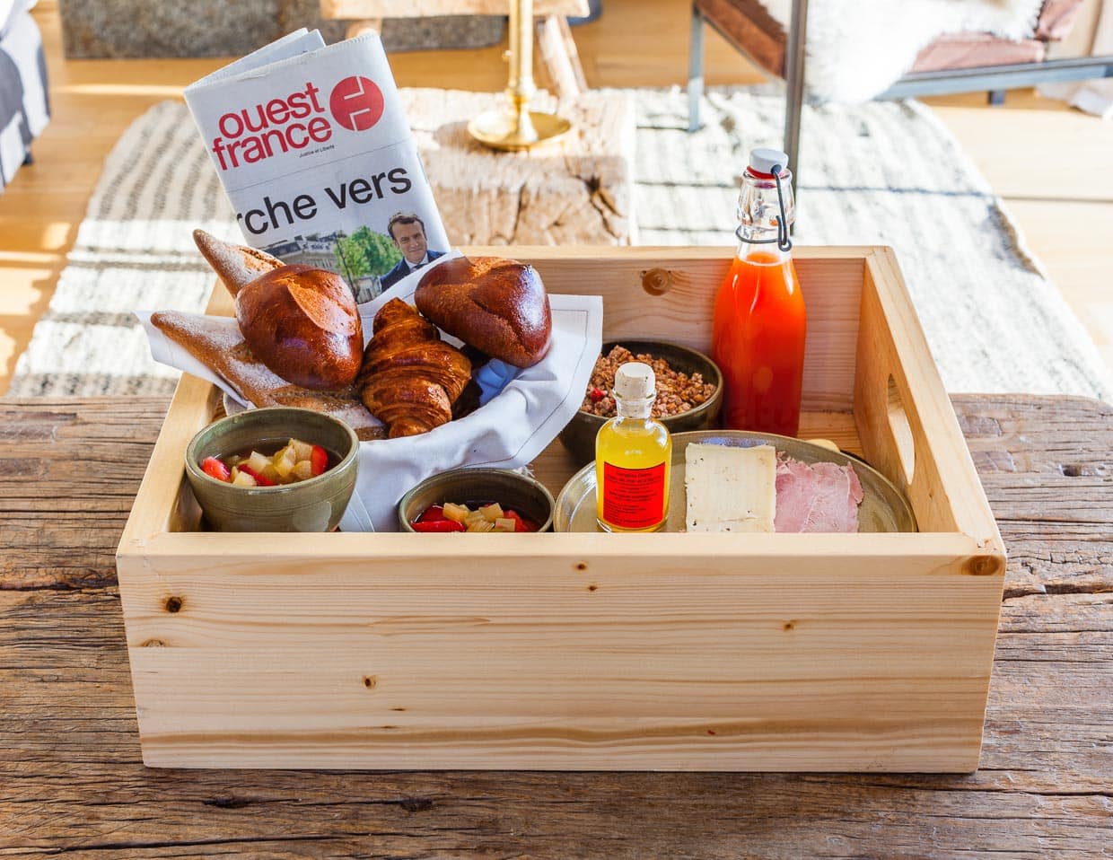 Die Frühstücksbox wird an die Tür gebracht. Selbstverständlich ist auch eine Tageszeitung dabei / © Foto: Georg Berg