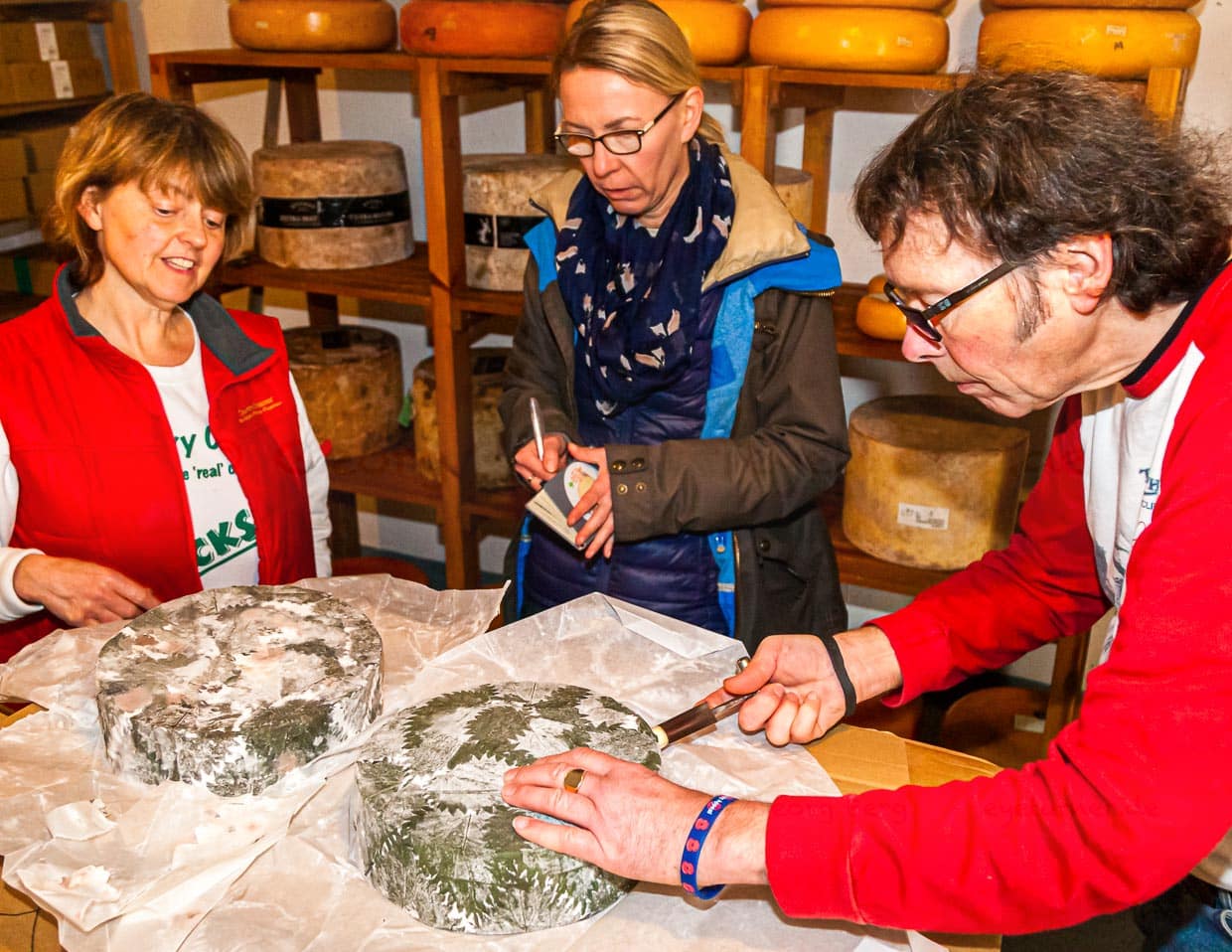 Im Reich der Käse-Affnieure: Hier nimmt Garry eine Probe vom Cornish Yark / © Foto: Georg Berg
